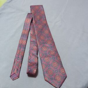 Elegant Hexagonal Pattern Tie in Red and Blue